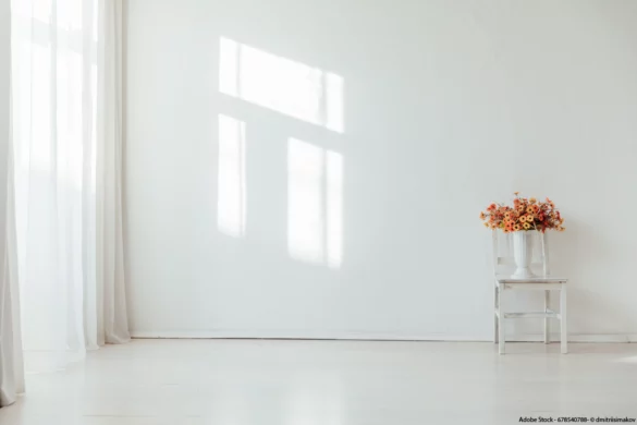 Minimalistisch eingerichteter Wohnraum mit viel Licht und wenigen Möbeln als Beispiel für ein ruhiges Zuhause im Sinne von Slow Living.